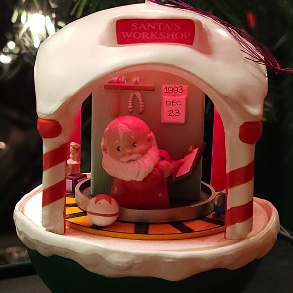 VINTAGE Hallmark Santa's Workshop Light and Motion Ornament 1993 - Picture 2 of 10